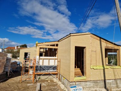 Kaņepju māja būvniecības procesā