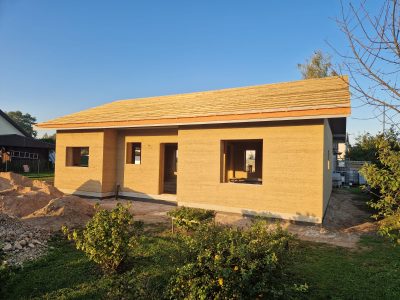 Kaņepju vieglbetons koka karkasa mājā