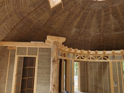 Kupolveida kaņepju māja